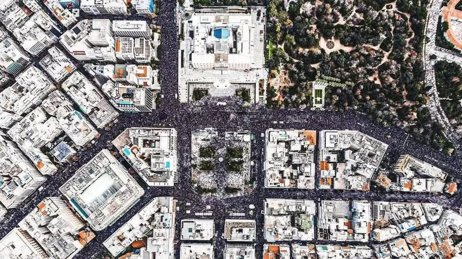Τέμπη: Με μπροστάρηδες τις οικογένειες των νεκρών, ο Έλληνας θυμήθηκε ξανά από τι είναι φτιαγμένος -Αυτό το συλλαλητήριο θα αφήσει ιστορία.