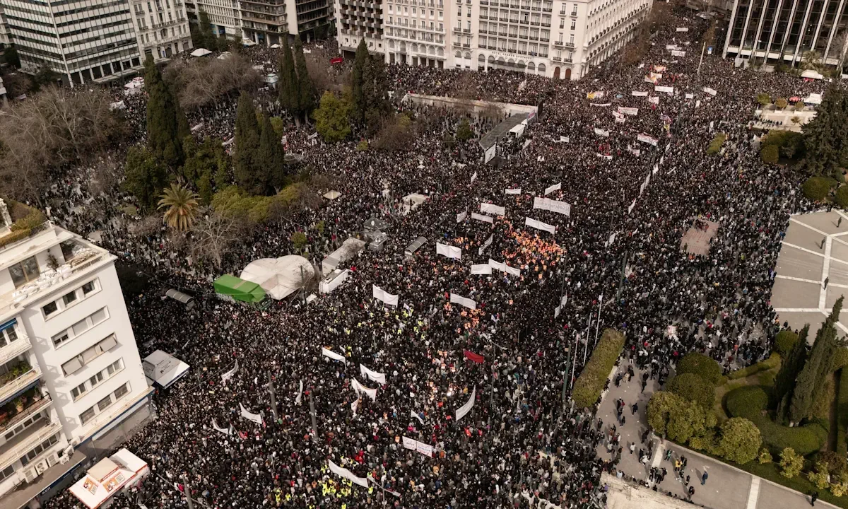 Τέμπη: Τρία χρόνια μετά, το έγκλημα των Τεμπών παραμένει ένα συλλογικό τραύμα που αιμορραγεί από την ασταμάτητη βία της ατιμωρησίας.