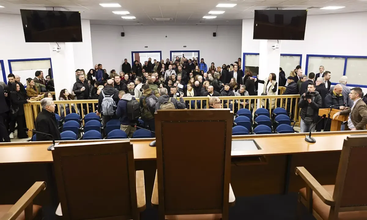 Τέμπη: Μια αίθουσα ακατάλληλη για μια τόσο σοβαρή δίκη - Είναι τόσο ανίκανοι ή χρησιμοποιούν τον συνωστισμό ως μέθοδο θεσμικού βασανιστηρίου;
