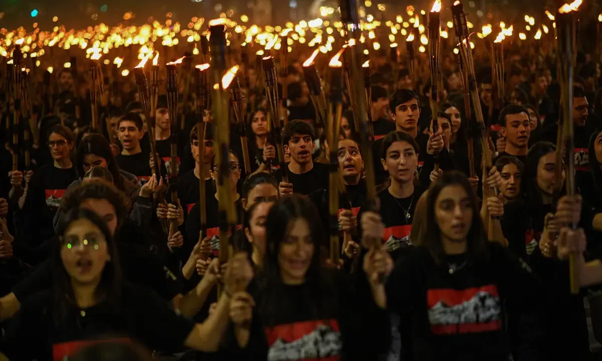 111 χρόνια από τη Γενοκτονία των Αρμενίων - Το Γερεβάν πλημμύρησε με φως ιστορικής μνήμης και έδωσε μαθήματα στη δική μας «αμνησία».