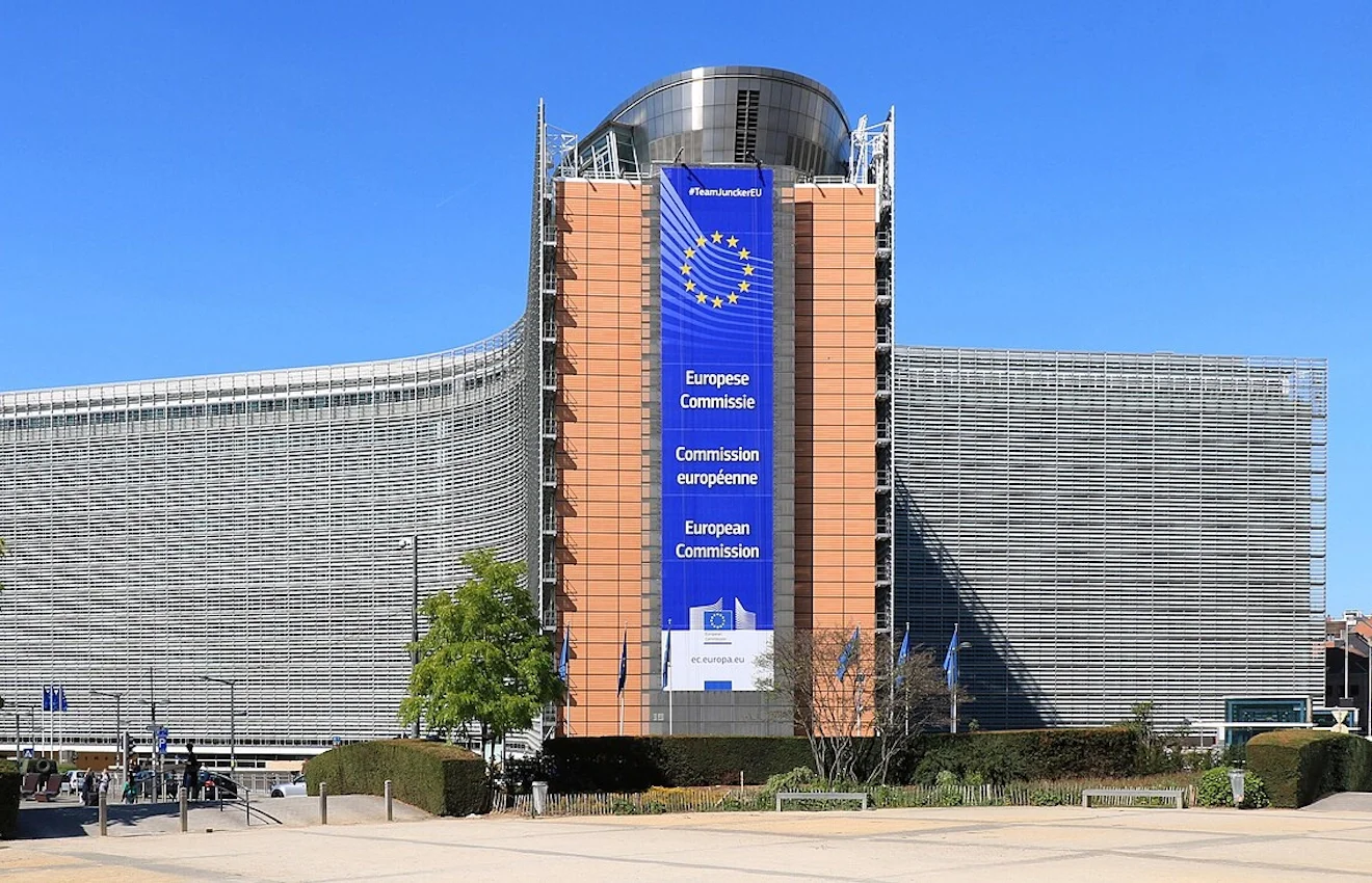 Ακολασία, εκμετάλλευση και καθεστώς «ομερτά» πίσω από τη «χρυσή» βιτρίνα των Βρυξελλών.