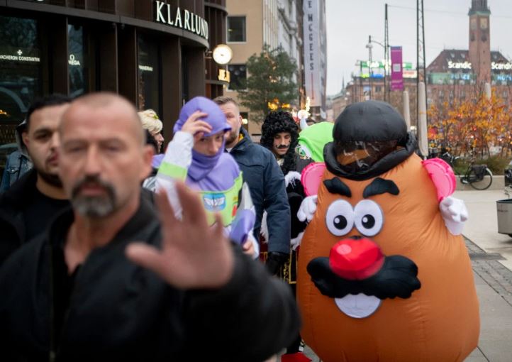 Οι παίκτες της Λέστερ φόρεσαν στολές της Disney και πλακώθηκαν με τους φωτογράφους! (pics)