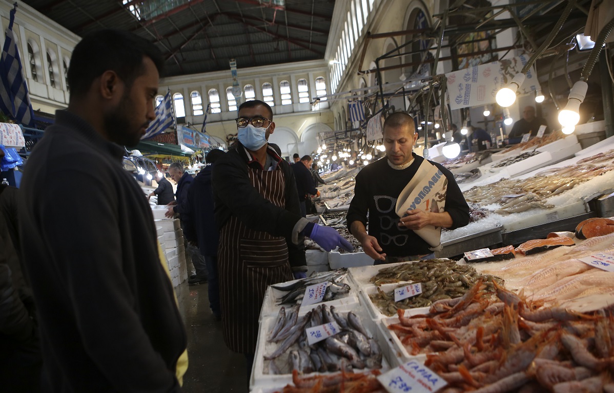 Κορονοϊός: Αρκετός κόσμος στην κεντρική κρεαταγορά και ψαραγορά της Αθήνας (pics)