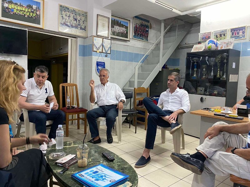 Επίθεση δέχθηκε ο Κώστας Μπακογιάννης: Αναρχικοί του πέταξαν νερά και καφέδες!