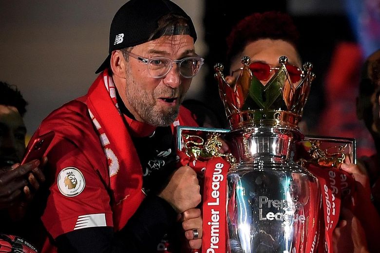 Ο Κλοπ σηκώνει το τρόπαιο της Premier League