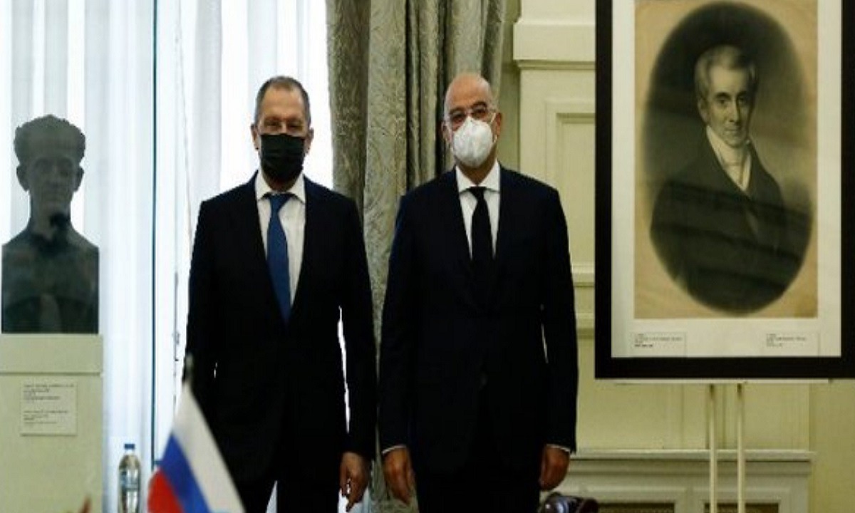 Κάτω από τον πίνακα του Ιωάννη Καποδίστρια και δίπλα από την προτομή του πρώτου κυβερνήτη της Ελλάδας και πρώην υπουργού Εξωτερικών της Αυτοκρατορικής Ρωσίας, έγινε η συνάντηση του Ρώσου ΥΠΕΞ με τον Έλληνα ομοογό του.