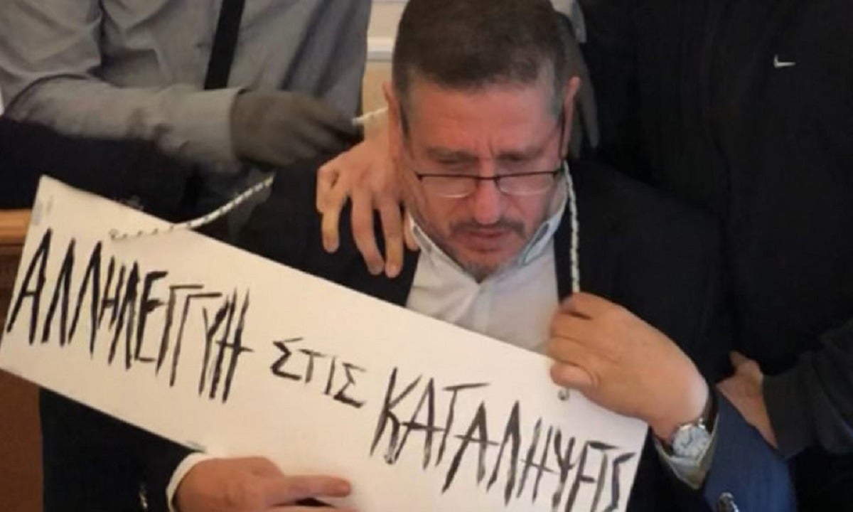 ΑΣΟΕ: «Αλληλεγγύη στις καταλήψεις» έγραφε η επιγραφή που πέρασαν στο λαιμό του πρύτανη αναρχικοί.