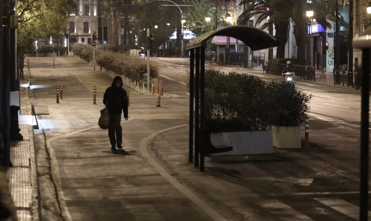 Αθήνα - Θεσσαλονίκη: Δείτε φωτογραφίες μετά την απαγόρευση κυκλοφορίας η οποία εφαρμόζεται από τις 9 το βράδυ έως της 5 το πρωί.