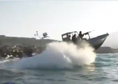 Ελληνοτουρκικά: Επιχειρησιακή εκπαίδευση του 4ου ΕΤΕΘ με τους αμφίβιους καταδρομείς να εξορμούν σε «εχθρική» ακτή.