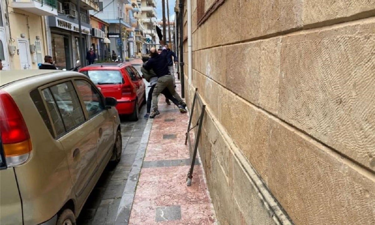 Χιός - Βίντεο σοκ: Μετανάστες σε άγρια συμπλοκή στο κέντρο της πόλης!