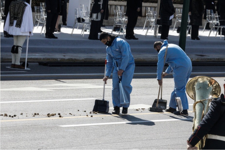 Η παρέλαση για τον εορτασμό των 200 χρόνων από την Ελληνική Επανάσταση ήταν μεγαλοπρεπής, όμως δεν έλειψε και ένα απρόοπτο με ένα άλογο.