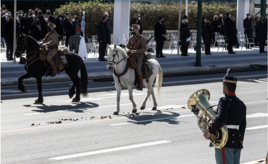 Η παρέλαση για τον εορτασμό των 200 χρόνων από την Ελληνική Επανάσταση ήταν μεγαλοπρεπής, όμως δεν έλειψε και ένα απρόοπτο με ένα άλογο.