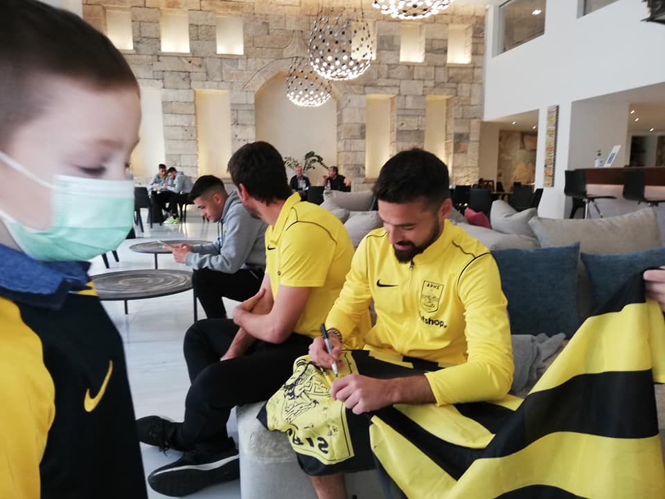 Μια... ξαφνική, αλλά πολύ όμορφη επίσκεψη δέχθηκε το πρωί της Κυριακής (21/3 ) ο Άρης στο ξενοδοχείο όπου διαμένει η αποστολή ενόψει του αγώνα με τον Ολυμπιακό.
