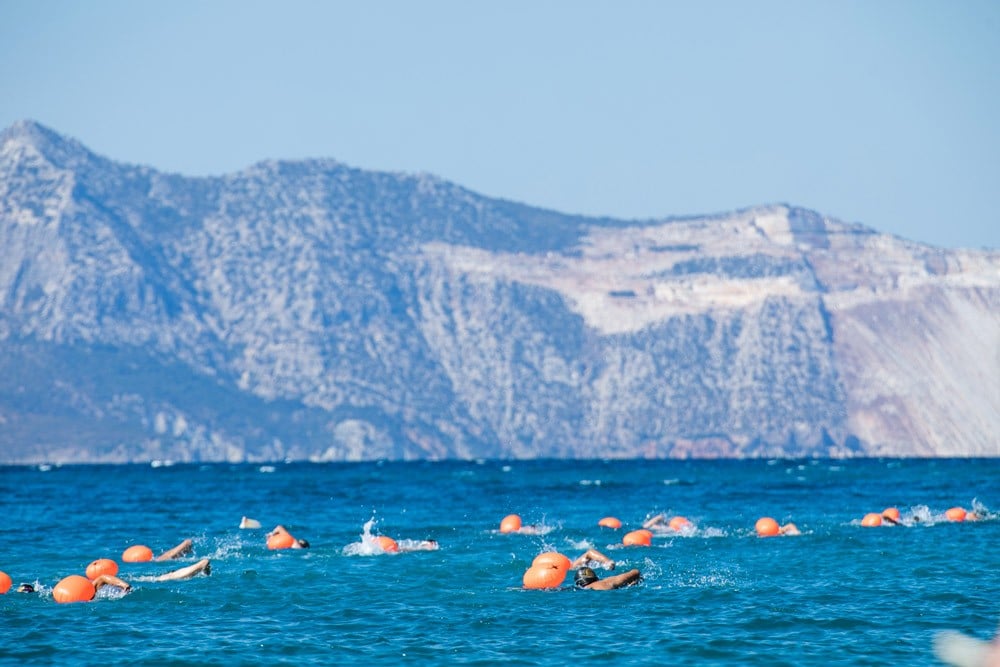 Εντυπωσιακή εικόνα από την κολύμβηση του Αυθεντικού Μαραθωνίου Κολύμβησης στα στενά του Αρτεμισίου (photo by Dimitris Andritsos Photography @ Αυθεντικός Μαραθώνιος Κολύμβησης)