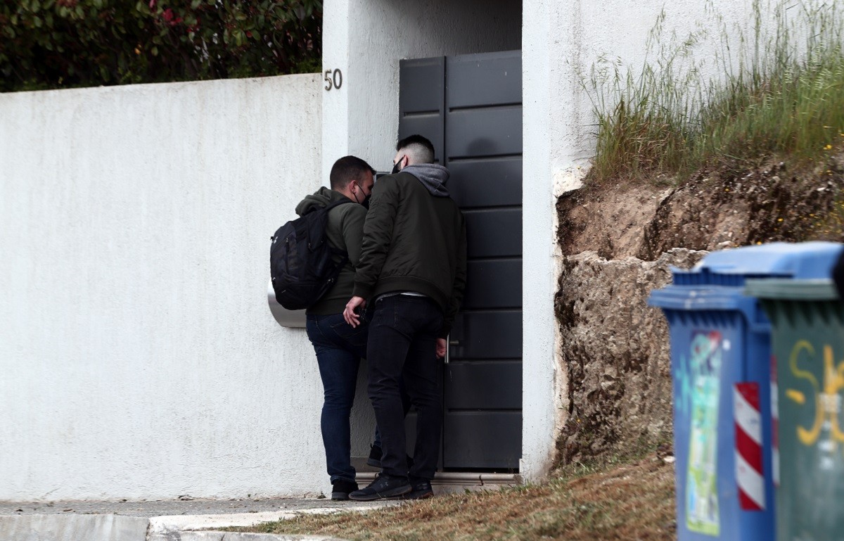 Γιώργος Καραϊβάζ: Σοκαρισμένη είναι ολόκληρη η Ελλάδα μετά το άκουσμα της είδησης ότι ο γνωστός δημοσιογράφος δολοφονήθηκε έξω από το σπίτι του.