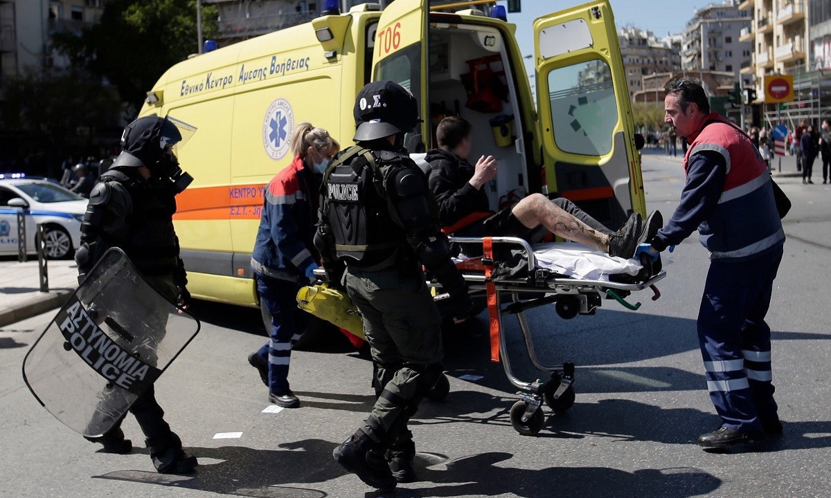 Τη ζωή ενός διαδηλωτή έσωσαν κατά τη διάρκεια των επεισοδίων στη Θεσσαλονίκη, την Πέμπτη (15/4) άνδρες των ΜΑΤ.