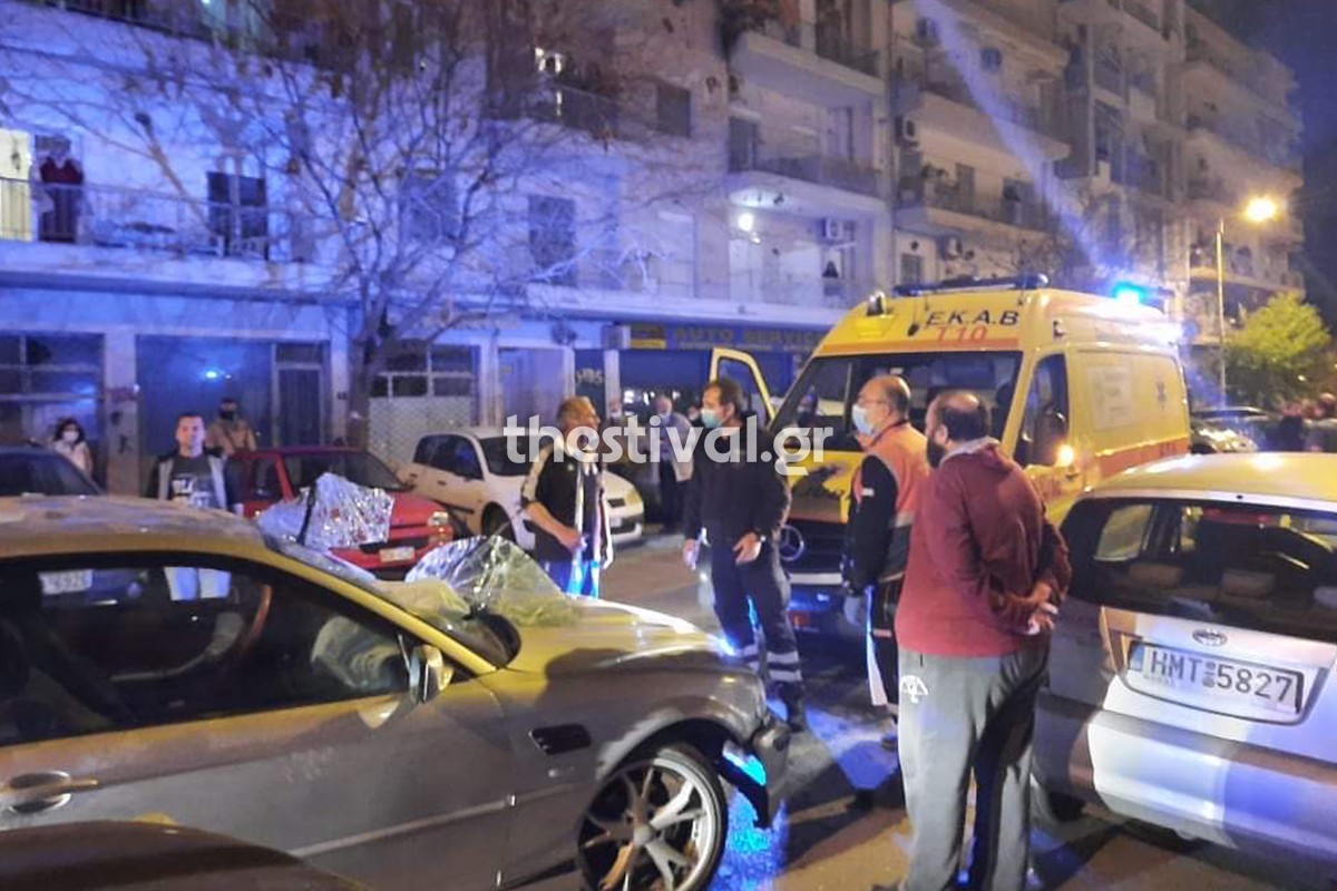 Θεσσαλονίκη: Περίεργο περιστατικό σημειώθηκε στην Άνω πόλη όταν αυτοκίνητο ανατράπηκε, με αποτέλεσμα να εγκλωβιστεί η οδηγός του.