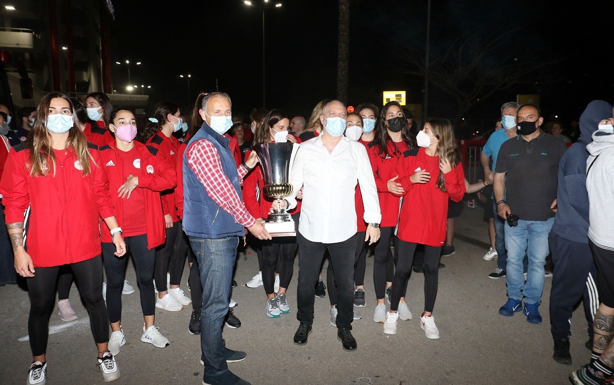 Αποθέωση και γιορτή! Φοβερές στιγμές βίωσε ο Ολυμπιακός ο οποίος επέστεψε τα ξημερώματα της Δευτέρας του Πάσχα (3/5) στην Ελλάδα.