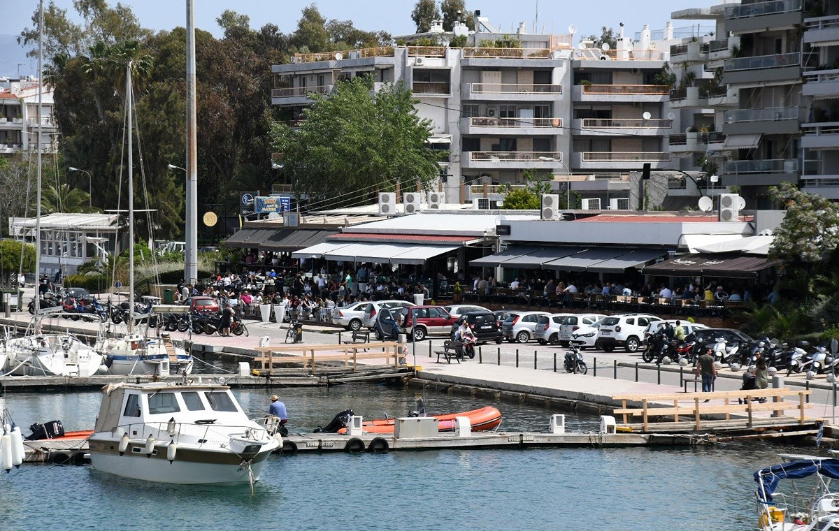 Εστίαση: Μαζικά βγήκε ο κόσμος στις μεγάλες πόλεις της Ελλάδας προκειμένου να απολαύσει τον καφέ ή το φαγητό του σε κάποιο κατάστημα.