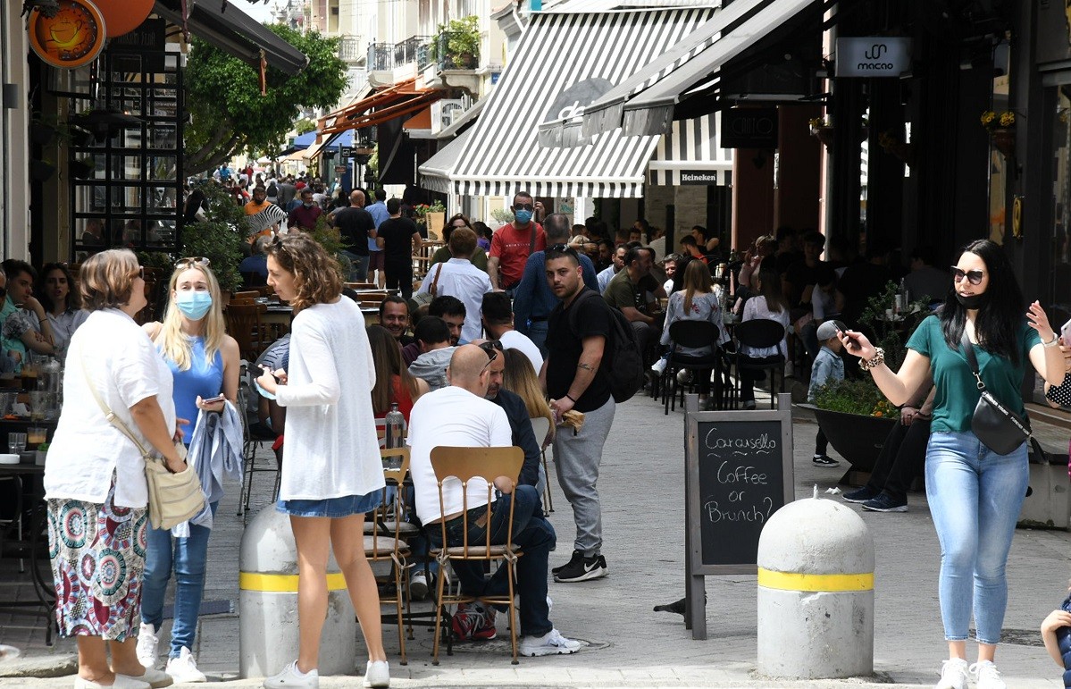 Εστίαση: Μαζικά βγήκε ο κόσμος στις μεγάλες πόλεις της Ελλάδας προκειμένου να απολαύσει τον καφέ ή το φαγητό του σε κάποιο κατάστημα.