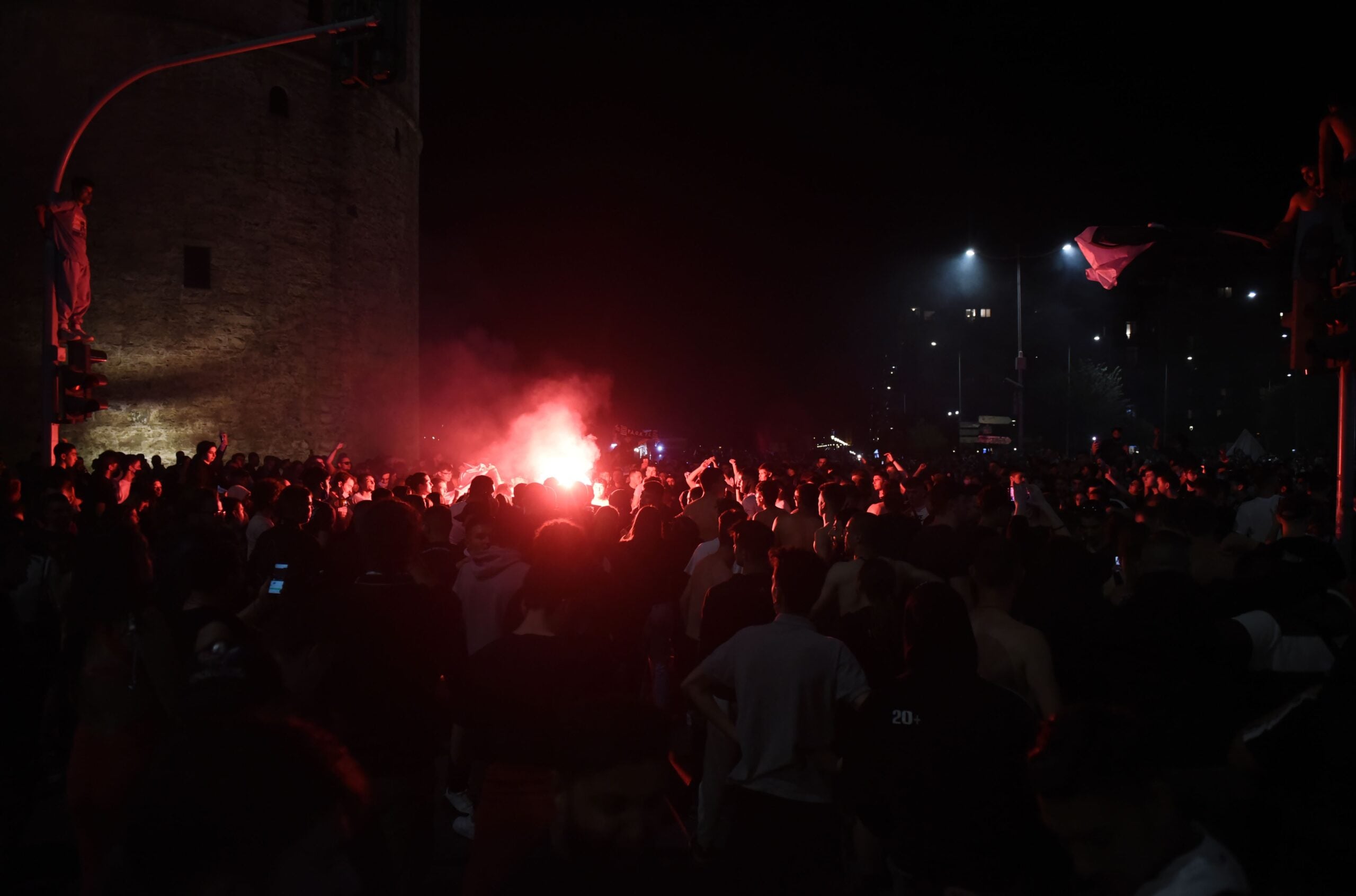 Ο ΠΑΟΚ νίκησε τον Ολυμπιακό με 2-1, κατέκτησε το όγδοο Κύπελλο στην ιστορία του και οι οπαδοί του πανηγυρίζουν στο Λευκό Πύργο.
