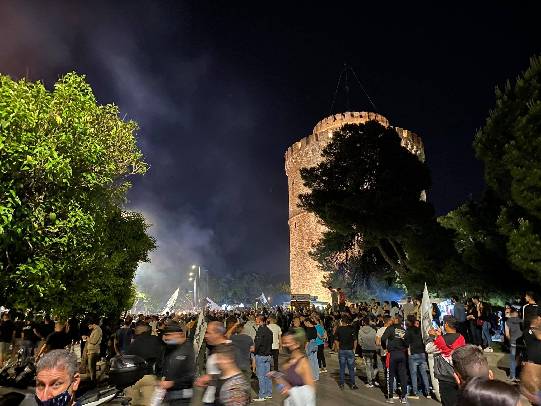 Ο ΠΑΟΚ νίκησε τον Ολυμπιακό με 2-1, κατέκτησε το όγδοο Κύπελλο στην ιστορία του και οι οπαδοί του πανηγυρίζουν στο Λευκό Πύργο.