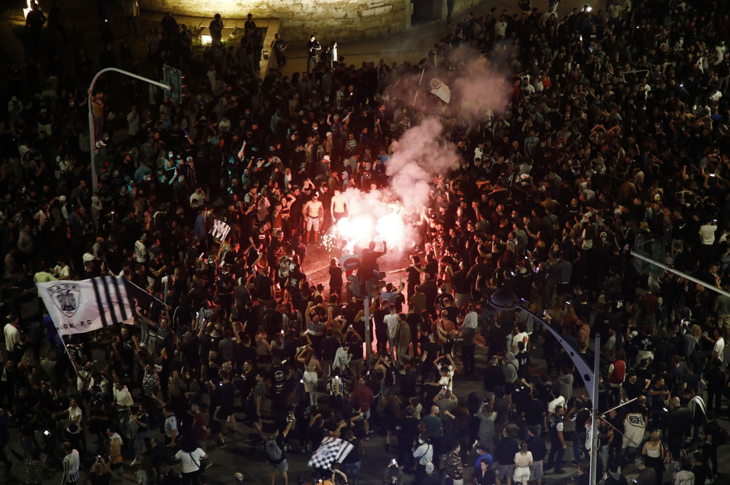 Ο ΠΑΟΚ νίκησε τον Ολυμπιακό με 2-1, κατέκτησε το όγδοο Κύπελλο στην ιστορία του και οι οπαδοί του πανηγυρίζουν στο Λευκό Πύργο.