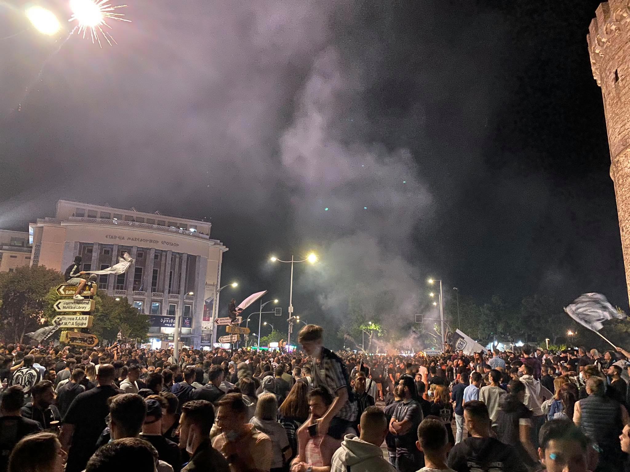 Ο ΠΑΟΚ νίκησε τον Ολυμπιακό με 2-1, κατέκτησε το όγδοο Κύπελλο στην ιστορία του και οι οπαδοί του πανηγυρίζουν στο Λευκό Πύργο.