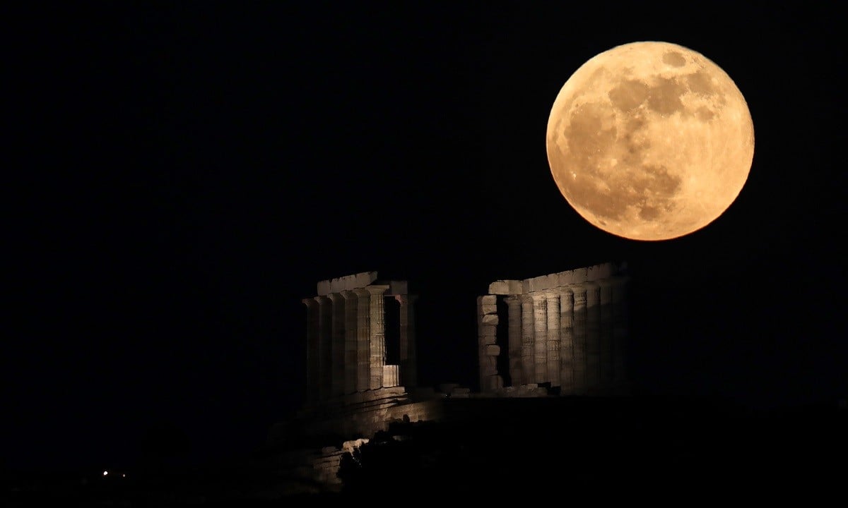 Το Διεθνές Μίτινγκ Αλμάτων έγινε και μία ημέρα που υπήρξε υπερπανσέληνος! Ένα όμορφο πλάνο του φεγγαριού πάνω από τον Ναό του Ποσειδώνα στο Σούνιο.