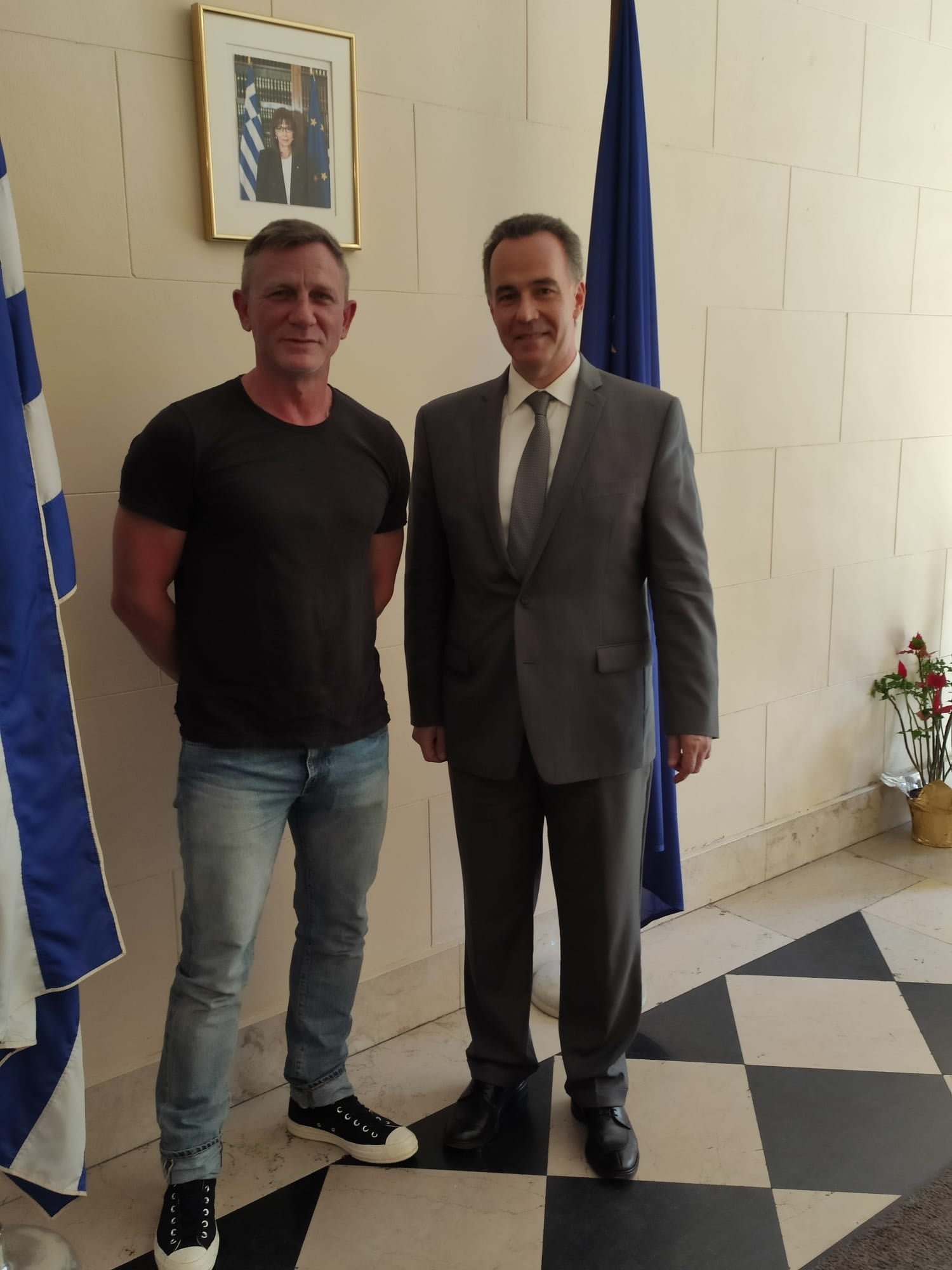 Ένας υψηλός επισκέπτης βρέθηκε στο Γενικό Προξενείο της Ελλάδος στη Νέα Υόρκη, ο διάσημος από τις ταινίες του Τζέημς Μποντ ηθοποιός, Ντάνιελ Γκρεγκ.