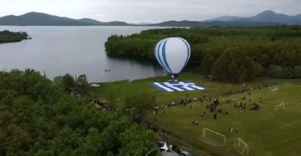 Ελληνική Σημαία: Δέος και περηφάνια! Ολοένα και μεγαλύτερες σημαίες της πατρίδας μας κάνουν την εμφάνισή τους, θέτοντας νέα στάνταρ.