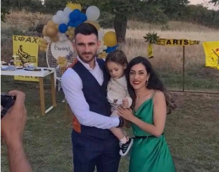 Μία από τις πιο όμορφες και χαρακτηριστικές στιγμές της ζωής του έζησε ο φορ του Άρη, Δημήτρης Μάνος, καθώς βάφτισε τον γιό του.