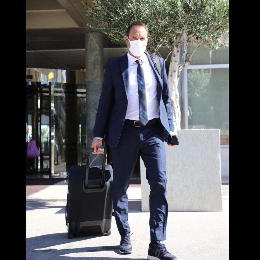 Με φουλ Prince Oliver περιβολή αναχώρησε η Εθνική Ομάδα Ποδοσφαίρου για τις Βρυξέλλες, προκειμένου να δώσει φιλικό αγώνα με το Βέλγιο.