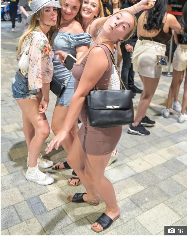 Τη μπάλα έχουν χάσει στην Αγγλία με τον κορονοϊό. Αρχικά οι Άγγλοι ακολούθησαν την ανόητη λογική της Κυβέρνησης Μπόρις Τζόνσον θέλοντας να εφαρμόσουν την ανοσία της αγέλης.