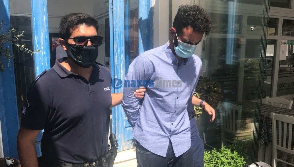Φολέγανδρος: Τα άκουσε για τα καλά από τον κόσμο καθ’ ομολογίαν δράστης της δολοφονίας της 26χρονης Γαρυφαλλιάς, τόσο κατά την προσαγωγή του στον εισαγγελέα όσο και κατά την αποχώρηση από το γραφείο του τελευταίου.