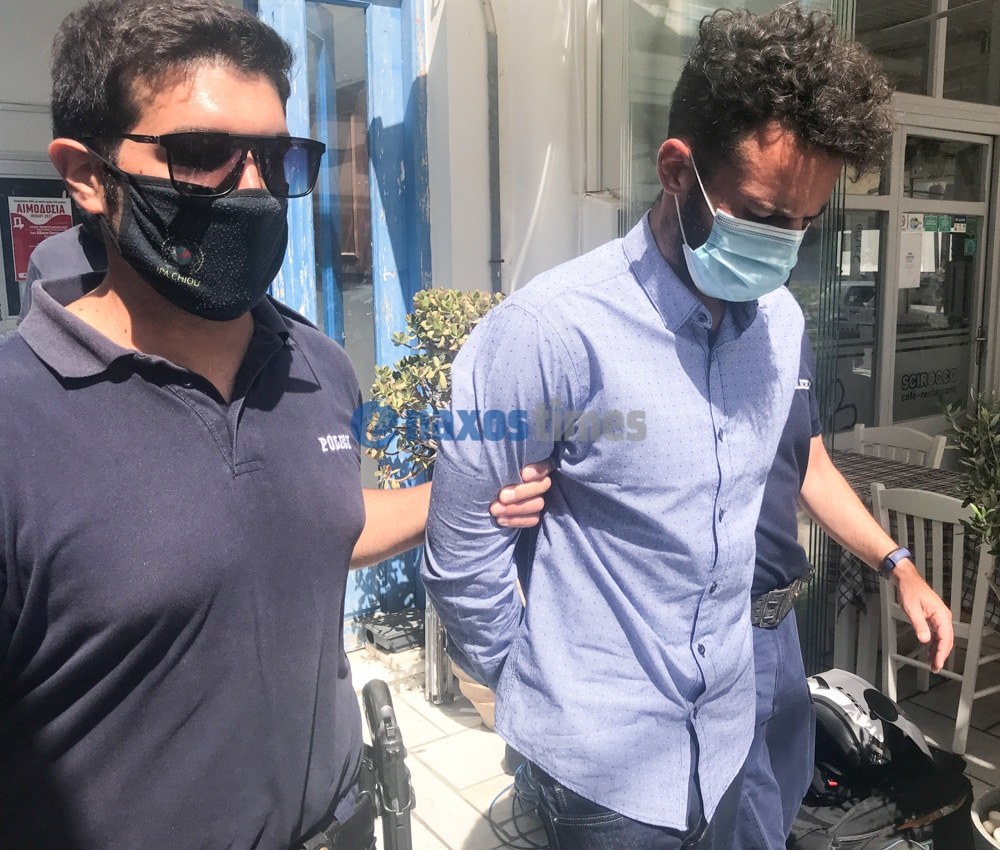 Φολέγανδρος: Τα άκουσε για τα καλά από τον κόσμο καθ’ ομολογίαν δράστης της δολοφονίας της 26χρονης Γαρυφαλλιάς, τόσο κατά την προσαγωγή του στον εισαγγελέα όσο και κατά την αποχώρηση από το γραφείο του τελευταίου.