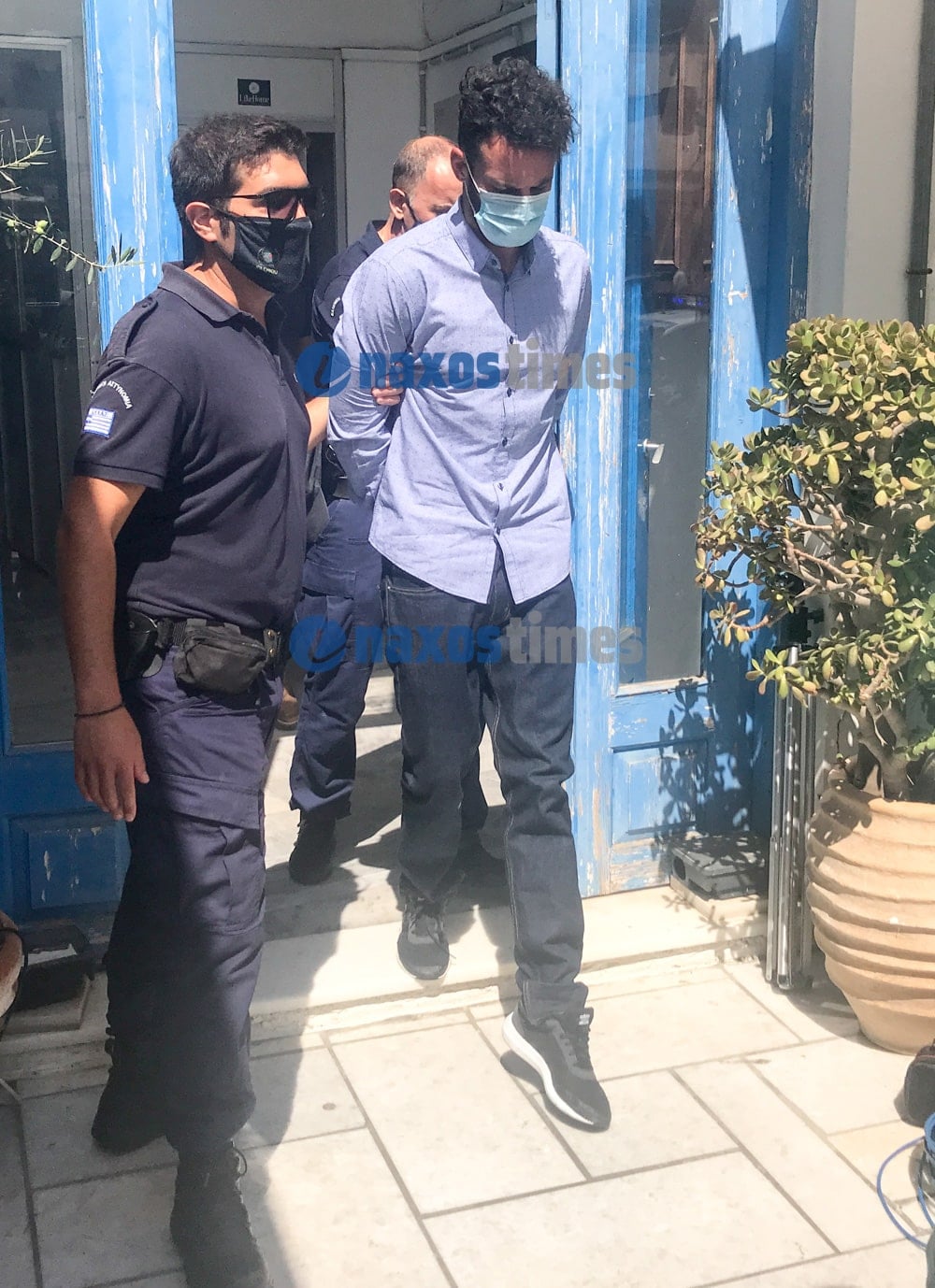 Φολέγανδρος: Τα άκουσε για τα καλά από τον κόσμο καθ’ ομολογίαν δράστης της δολοφονίας της 26χρονης Γαρυφαλλιάς, τόσο κατά την προσαγωγή του στον εισαγγελέα όσο και κατά την αποχώρηση από το γραφείο του τελευταίου.