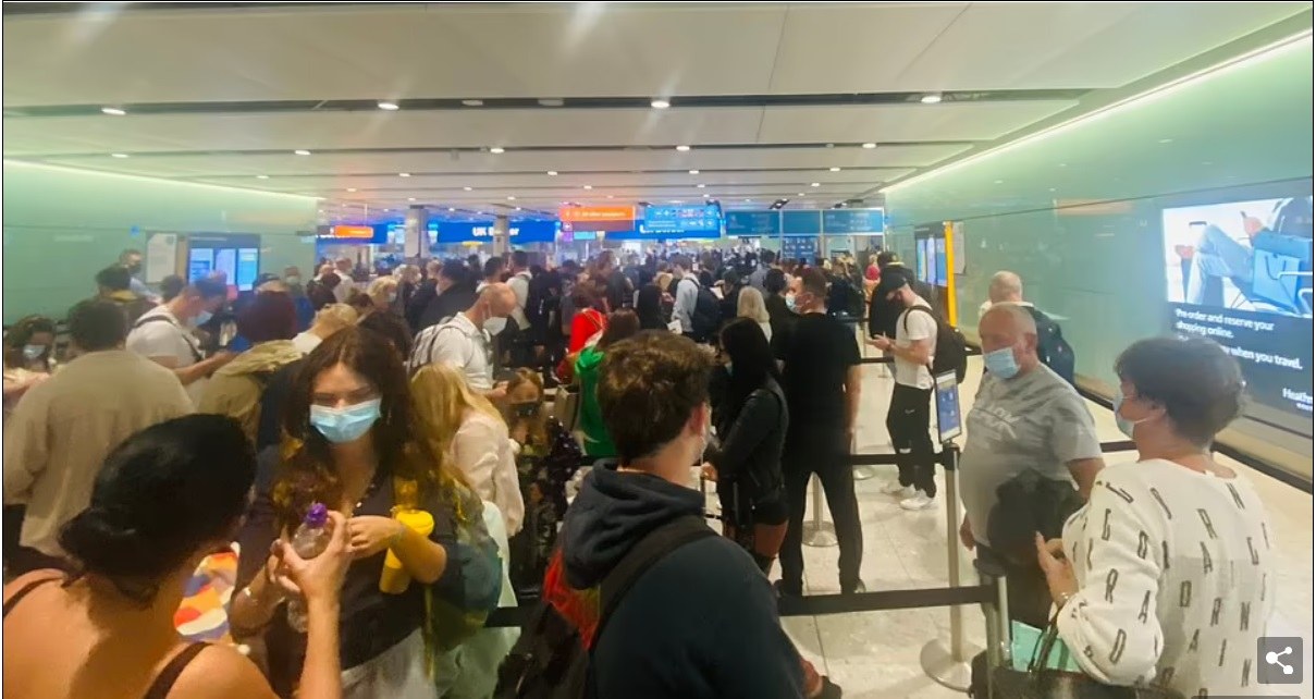 Μια απίστευτη, πρωτοφανή ταλαιπωρία βίωσαν το Σάββατο (24/7) χιλιάδες ταξιδιώτες κατά την παραμονή τους στο αεροδρόμιο Χίθροου του Λονδίνου.