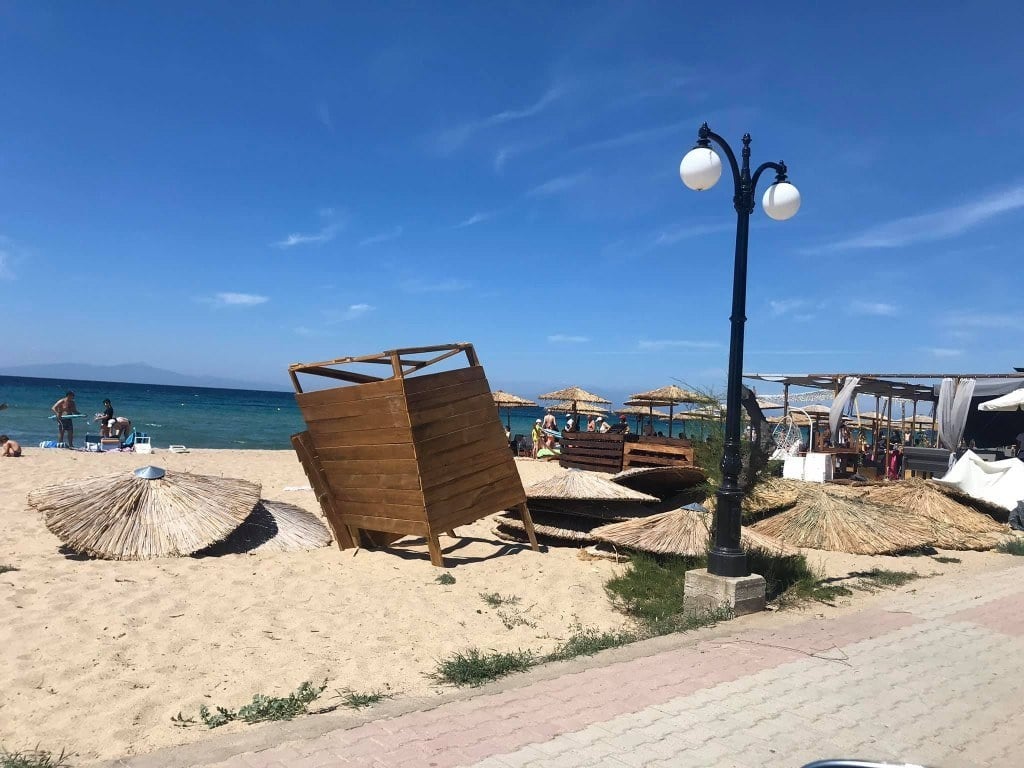 Το φυσικό φαινόμενο «ανεμοστρόβιλος» δεν είναι και τόσο σύνηθες στην Ελλάδα, να όμως που σημειώθηκε και συγκεκριμένα στη Χαλκιδική.