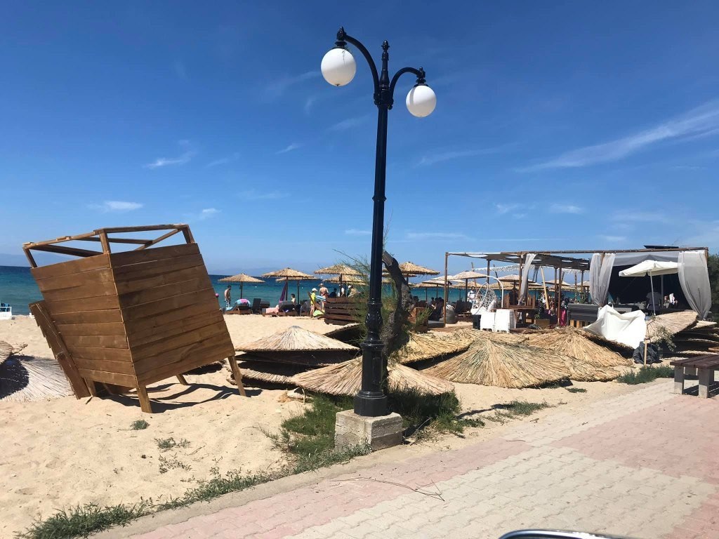 Το φυσικό φαινόμενο «ανεμοστρόβιλος» δεν είναι και τόσο σύνηθες στην Ελλάδα, να όμως που σημειώθηκε και συγκεκριμένα στη Χαλκιδική.
