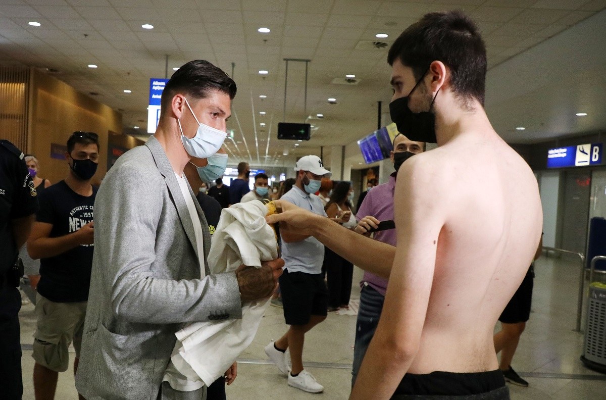 Έφτασε λίγο μετά τις 17:00 την Κυριακή (29/8) στην Αθήνα ο Στίβεν Τσούμπερ, προκειμένου να ολοκληρώσει τη μεταγραφή του στην ΠΑΕ ΑΕΚ. Στο μεταξύ καθοριστική ήταν η παρέμβαση του Μελισσανίδη στη μεταγραφή Τσούμπερ.