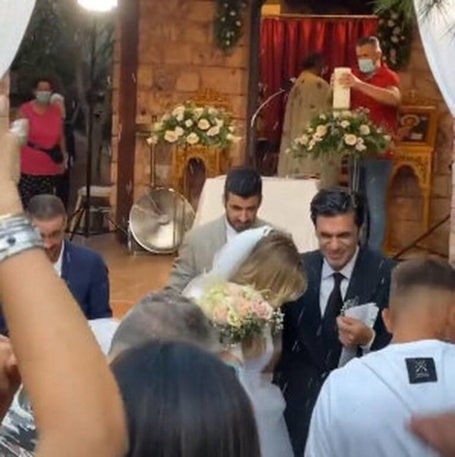 Στο κλαμπ των παντρεμένων ανήκει από χθες ο Μύρωνας Στρατής. Ο Μύρων Στρατής τραγουδιστής ανέβηκε τα σκαλιά της εκκλησίας με εκλεκτή της καρδιάς του Κατερίνα Ζαπάρδα. Ο όμορφος γάμος πραγματοποιήθηκε στο Κορωπί και σε στενό κύκλο
