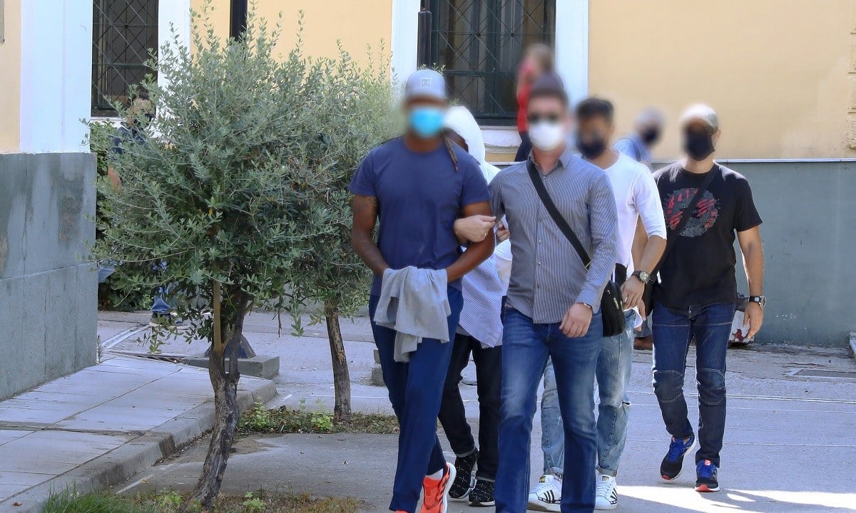 Στην Ευελπίδων το πρωί της Τρίτης (31/8) βρέθηκε ο Ρούμπεν Σεμέδο, προκειμένου να απολογηθεί για τις κατηγορίες ομαδικού βιασμού που τον βαραίνουν.