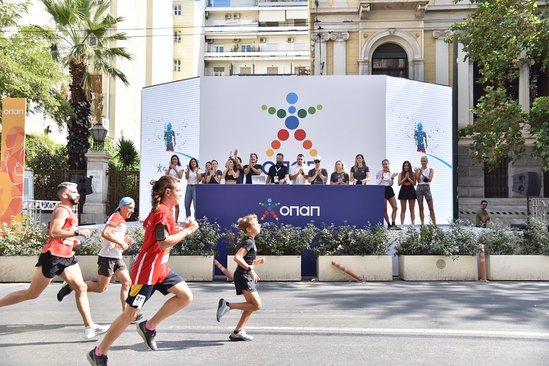 Μέλη της ΟΠΑΠ Running Team εμψυχώνουν τους υπόλοιπους συμμετέχοντες