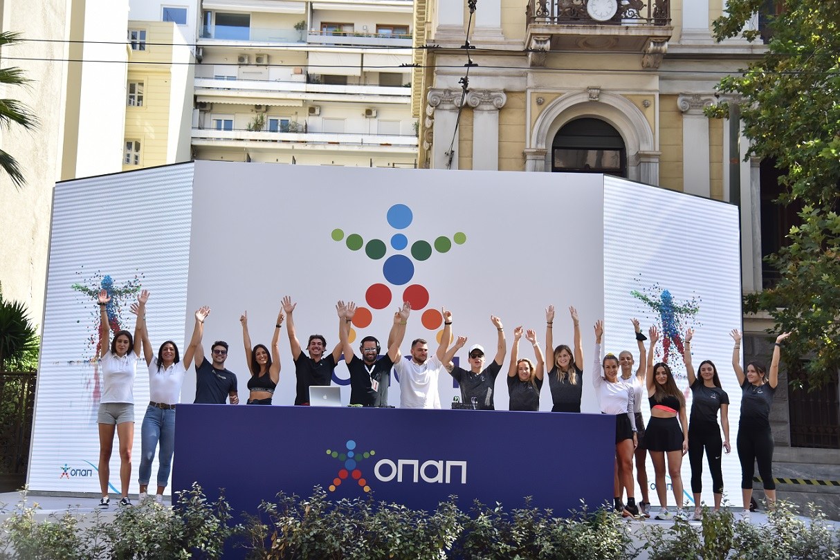 Μέλη της ΟΠΑΠ Running Team εμψυχώνουν τους υπόλοιπους συμμετέχοντες