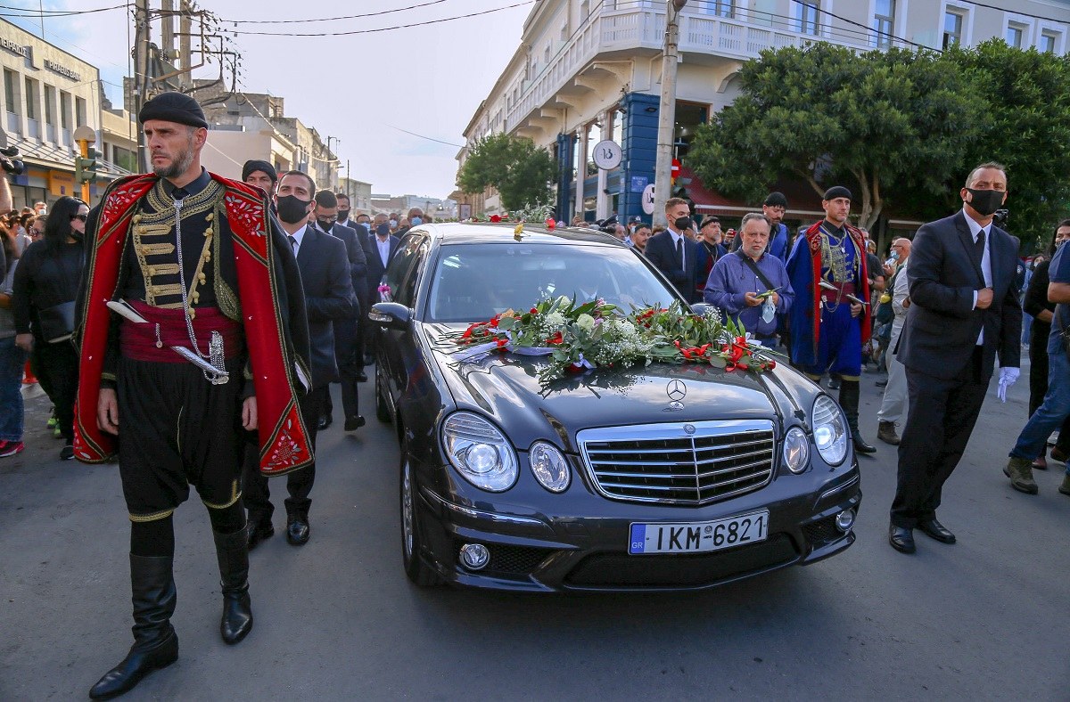 Μίκης Θεοδωράκης: Πλήθος κόσμου συγκεντρώθηκε στο λιμάνι της Σούδας στην Κρήτη, προκειμένου να υποδεχθεί τη σορό του μεγάλου συνθέτη.