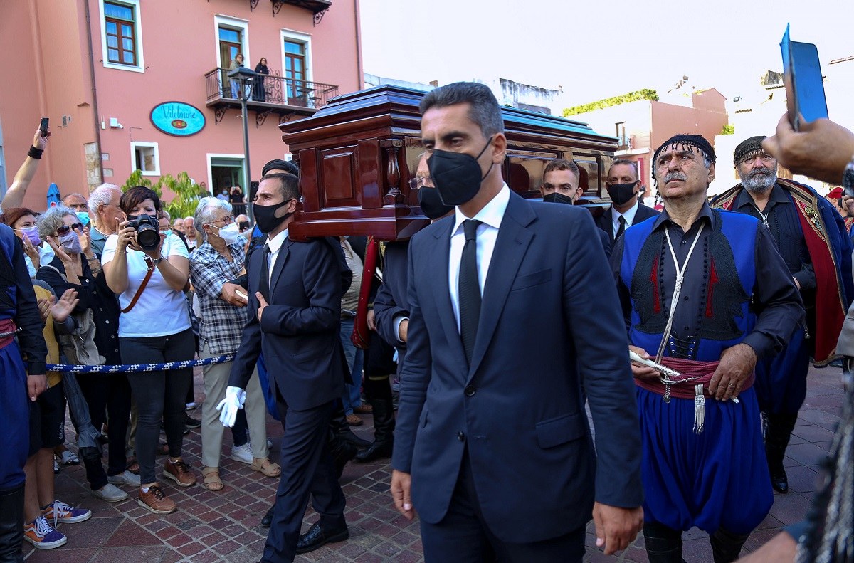 Μίκης Θεοδωράκης: Πλήθος κόσμου συγκεντρώθηκε στο λιμάνι της Σούδας στην Κρήτη, προκειμένου να υποδεχθεί τη σορό του μεγάλου συνθέτη.