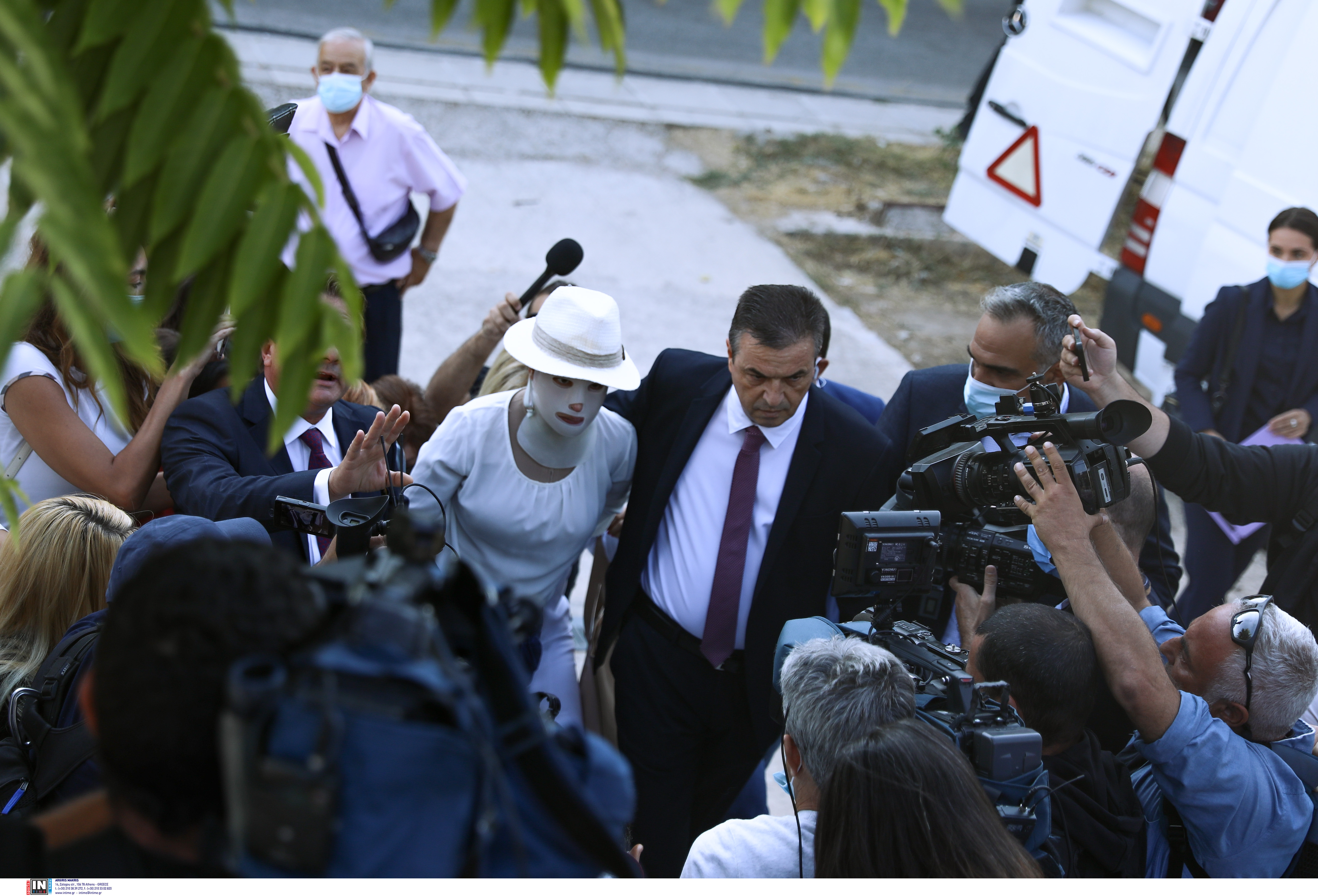 Τρεις τακτικοί δικαστές και τέσσερις ένορκοι, που θα κληρωθούν από το δικαστήριο σήμερα, θα αναλάβουν ένα από τα πιο- σοκαριστικά εγκλήματα- των τελευταίων δεκαετιών στην Ελλάδα. Την επίθεση με βιτριόλι σε βάρος μιας νεαρής κοπέλας την ώρα που πήγαινε στη δουλειά της.
