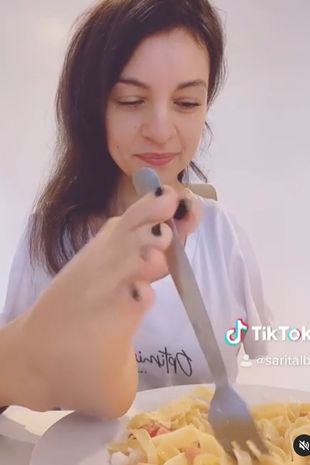 Mαμά χωρίς χέρια περιποιείται το παιδί της με τα πόδια