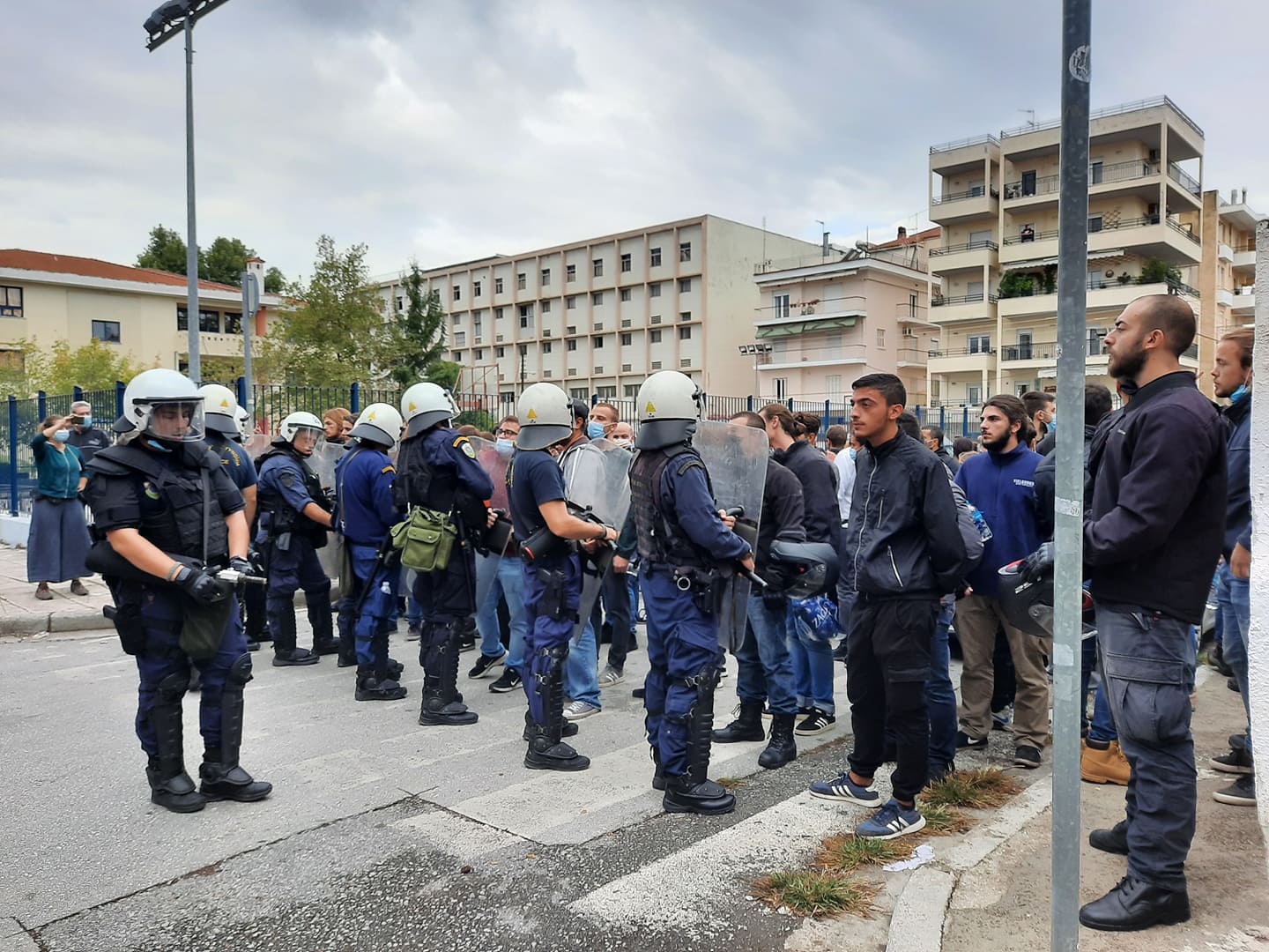 ΕΠΑΛ Σταυρούπολης: Νέα δολοφονική επίθεση σε αντιφασίστες φοιτητές - Τους πέταξαν μολότοφ και πέτρες